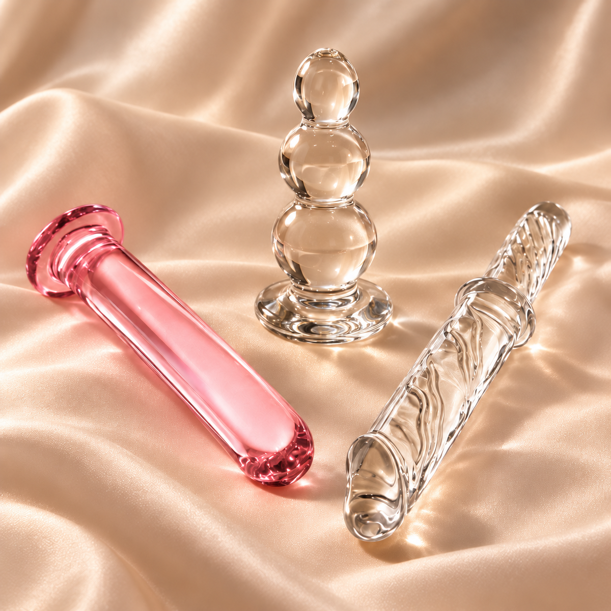 Plaisirs en verre — verre transparent et rose sur satin champagne